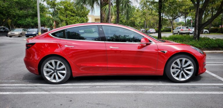 Gambar Mobil Tesla Model 3 yang Telah Ditempeli Window Film Tinted